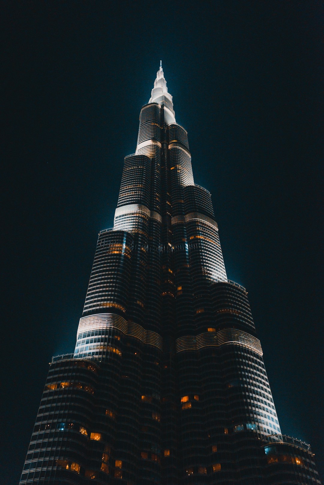 Le Burj Khalifa est l’emblème mondial de Dubaï et la plus haute tour jamais construite. Avec ses plateformes d’observation offrant une vue à couper le souffle sur la ville, le désert et le golfe Persique, il représente parfaitement la puissance, l’innovation et le rêve démesuré de Dubaï. Une expérience immanquable pour tout voyageur.