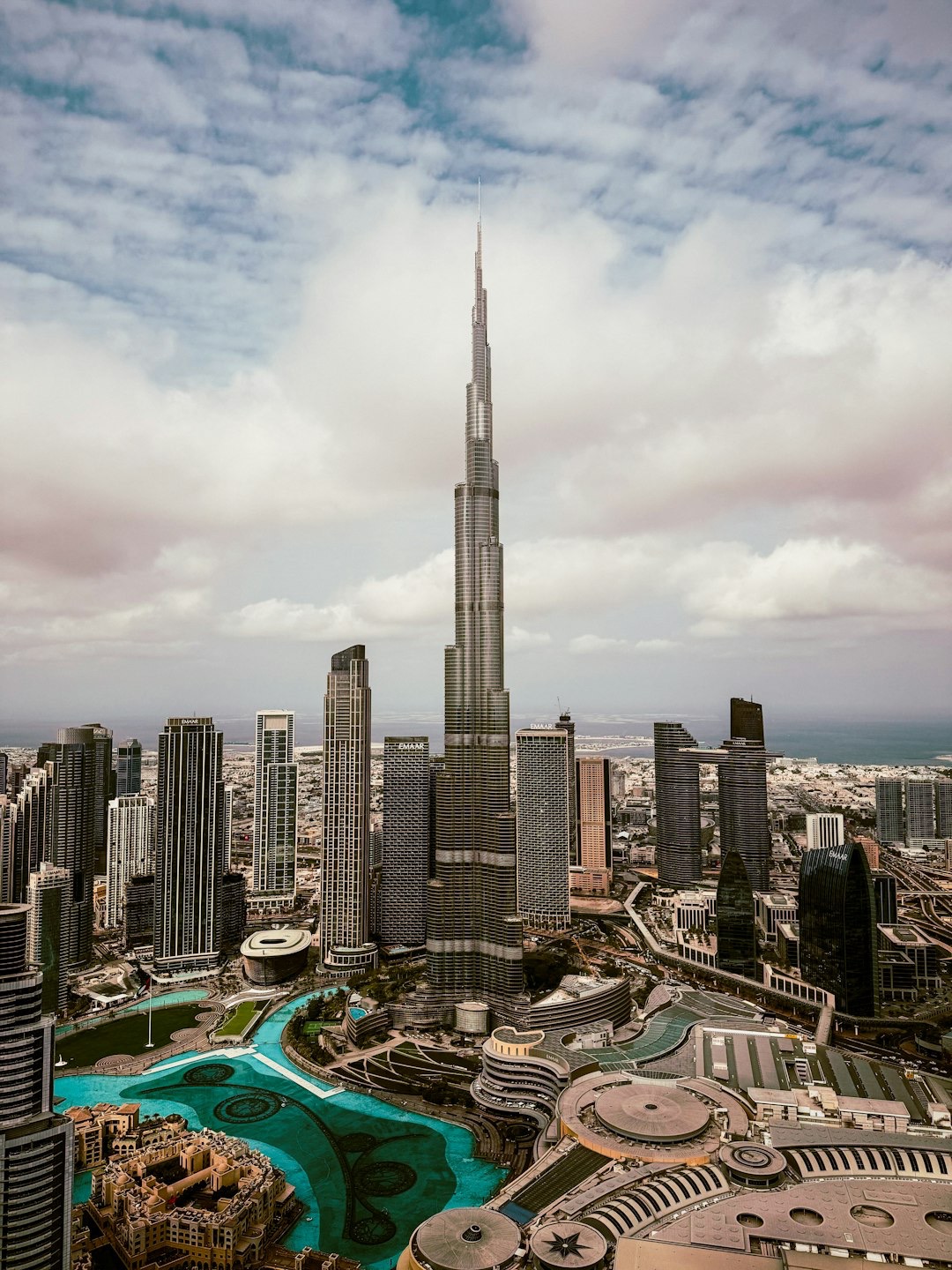Sky Views Dubai – Attraction spectaculaire au cœur de Downtown Dubaï, Sky Views propose une expérience vertigineuse avec passerelle en verre, toboggan transparent et vues imprenables sur le Burj Khalifa.
